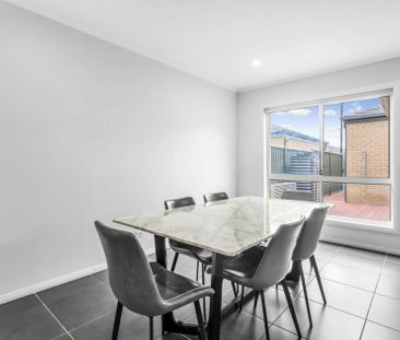 Fantastic 3 Bedroom Home - Walk to Shops! - Photo 1