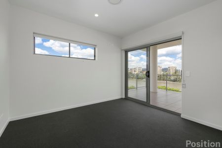 Generous Apartment – Stunning Views - Outstanding Value! - Photo 2