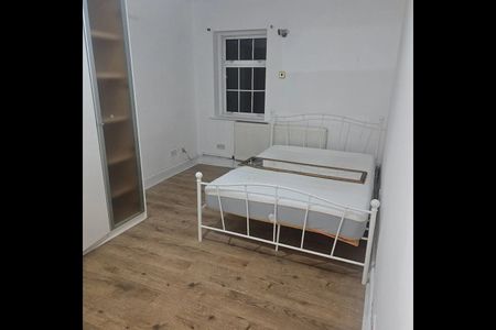 1 Bed Detached House, Frimley Road, IG3 - Photo 2