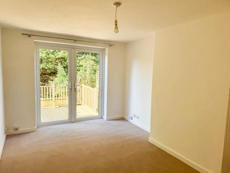 2 bedroom Flat To Let - Photo 4