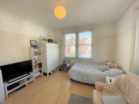 3 bedroom flat to rent - Photo 3