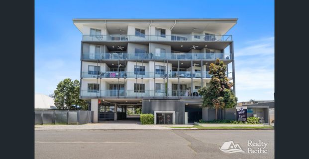 Bay Views! - Modern Two-Bedroom Unit in the Heart of Wynnum - Photo 1