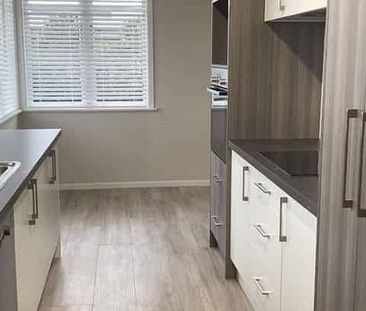Renovated, easy care home - Photo 3