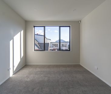 Near New Luxurious 3-Bedroom Home - Photo 3