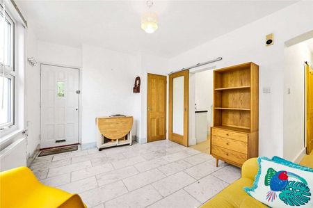 A bright and spacious one bedroom garden flat with its own private entrance. - Photo 2