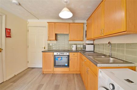 5 bedroom end of terrace house to rent - Photo 4