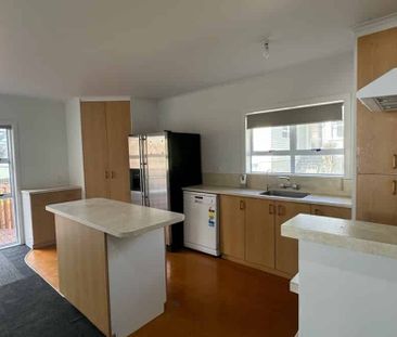 Spacious Family Home in Central of Pukekohe - Photo 4
