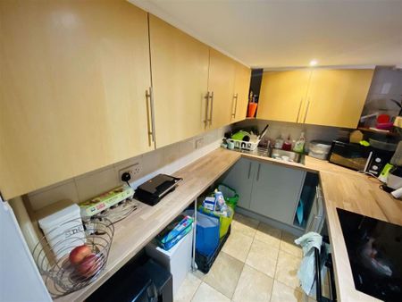 3 bedroom flat to rent - Photo 5