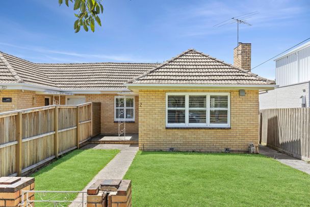 Picture Perfect - Tree Lined Street, Charming Two Bedroom Home - Photo 1