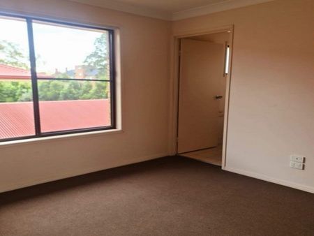Large 3 Bedroom Unit in East Toowoomba - Photo 2