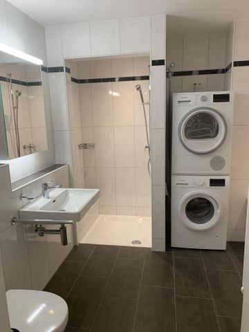 "grosszügige, moderne 2.5-Zimmer-Wohnung mit Lift und eigenem Waschturm" - Photo 5