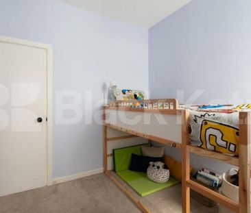 Spacious 3-Bedroom Ground Floor Flat with Private Garden - Photo 4