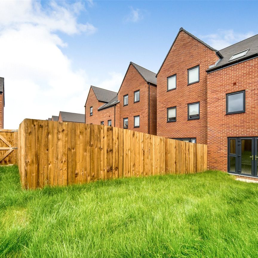 3 bedroom house to rent Box Crescent, Houghton Regis, Dunstable, Bedfordshire, LU5 - Photo 1