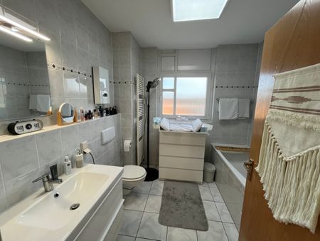 Gepflegte Dachgeschosswohnung mit PKW-Garage - Photo 3