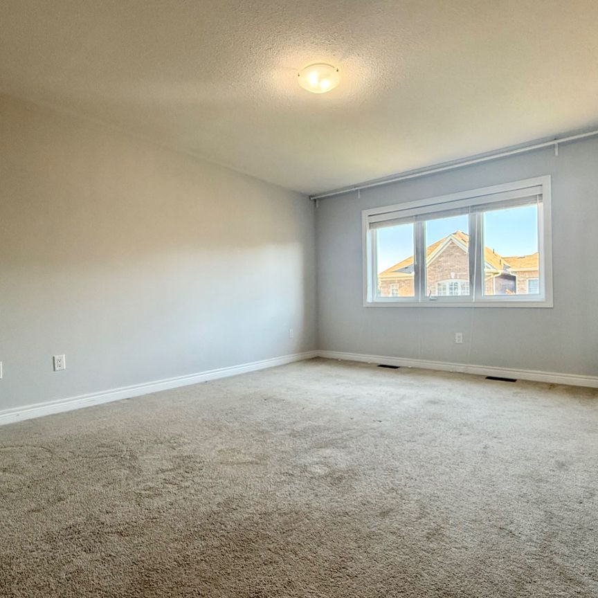 For Lease - 205 Laker Court, Newmarket, Ontario - Photo 1