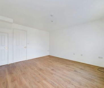 Terraced House to rent on - Photo 6