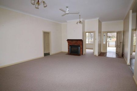 AMAZING FAMILY HOME!! - Photo 2