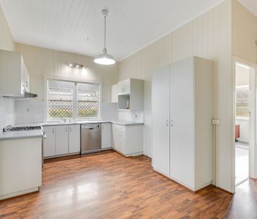 Classic Queenslander with a LARGE shed! - Photo 3