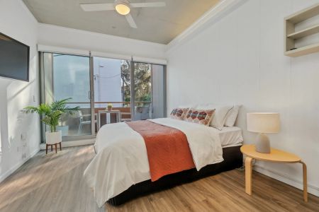 Modern Studio Unit - Photo 2