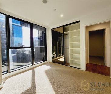 Amazing two bedroom apartment in the heart of Docklands - Photo 3