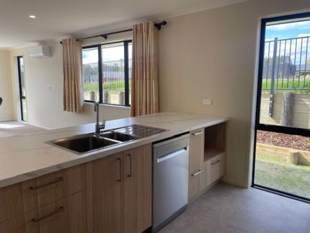 Modern 3-Bedroom Home - Photo 5