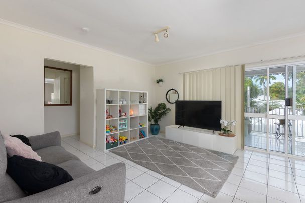 2 Bedroom - Furnished - Metres from Four Mile Beach - Photo 1