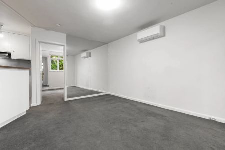 Charming 1-Bedroom Apartment in Prime St Kilda Location - Photo 2