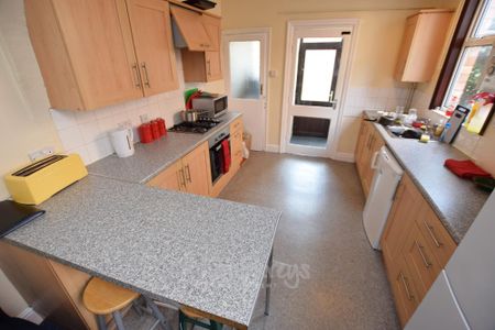 1 bedroom in a house share to rent - Photo 3