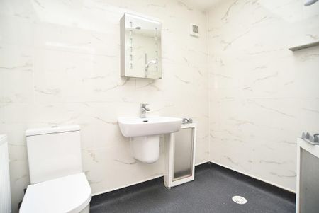 4 bedroom semi-detached house to rent - Photo 5