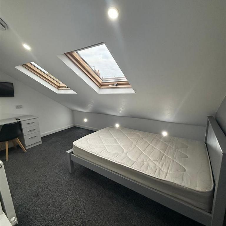 1 bedroom in a house share to rent - Photo 2