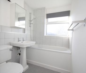 Davos Close, Woking - Photo 5