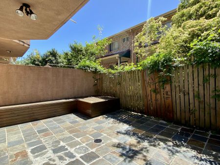 Spacious 3 Bedroom Townhouse ! - Photo 3