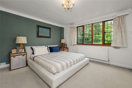 A well presented 5 bedroom family home located in a sought after private estate, within a mile to Walton-on-Thames and Weybridge town centres and 0.5 miles to Walton-on-Thames train station. - Photo 5