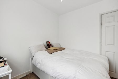 2 bedroom flat in London - Photo 5