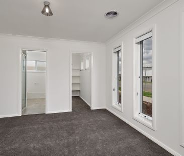 Modern Elegance and Everyday Comfort - Photo 2