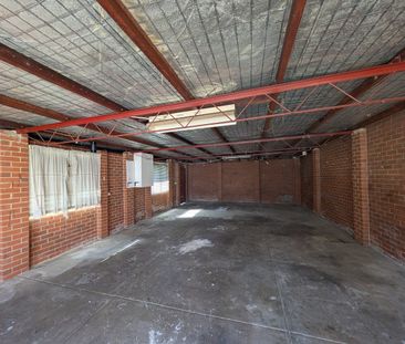 Three bedroom living with large garage - Photo 6