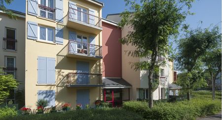 Quartier croisette logement de type 3 en rez-de-chaussée comprenant, entrée avec placard, salon avec balcon, cuisine semi-ouverte sur le séjour, salle de bain avec douche, wc séparé, 2 chambres - Photo 4