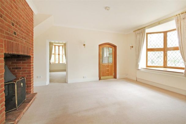 Available to rent is this delightful 2 bedroom cottage. This property is ideally located, in a quiet position close to the golf course and boasts a wealth of character features - Photo 1