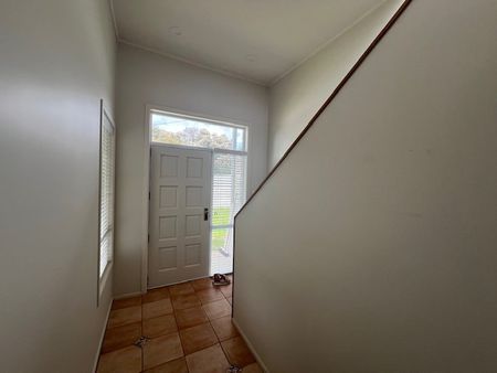 BIG AND BEAUTIFUL-JUST REDECORATED-CENTRAL STANMORE - Photo 2