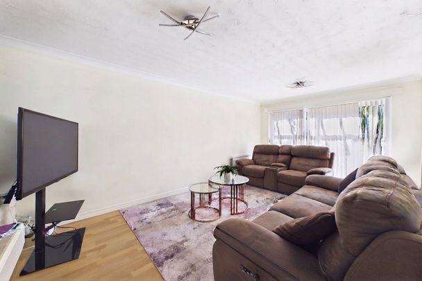 3 bedroom House in Delane Drive, Wokingham - Photo 1