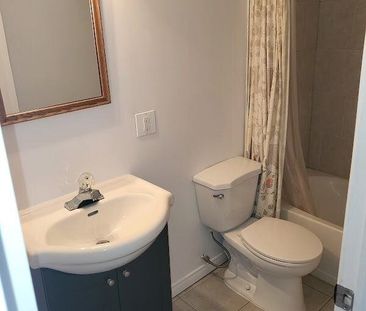 Immeuble - 107-109-111 Queen 3 1/2 Meublé Et Tout Inclus à Louer - Photo 3