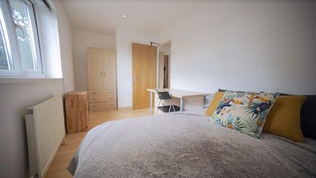 4 bedroom terraced house to rent - Photo 4