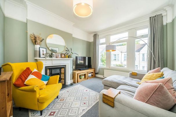 3 bedroom flat to rent - Photo 1