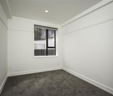 WATERFRONT APARTMENT - 2 BEDROOM - REAR GROUND FLOOR - Photo 4