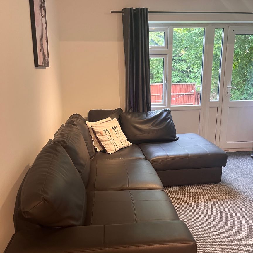 This spacious 5 bedroom house sits on the doorstep of the University of Kent Room 1 - Photo 1