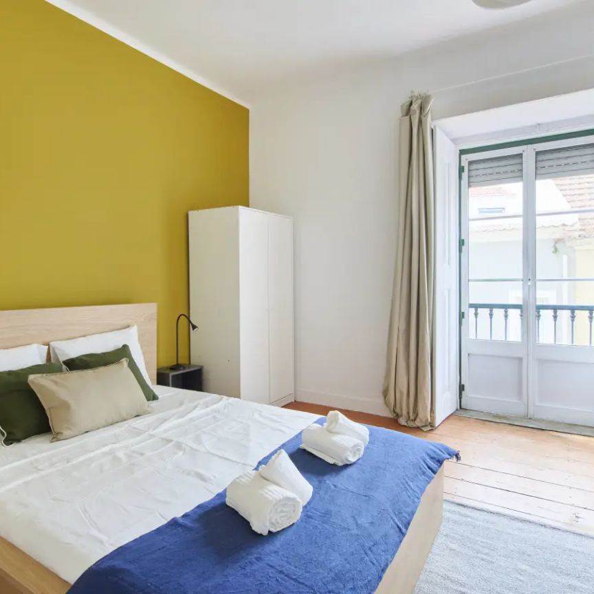 Room in a shared 4-bedroom apartment for rent in Lisbon, perfect for professionals and students, couples allowed. - Foto 1