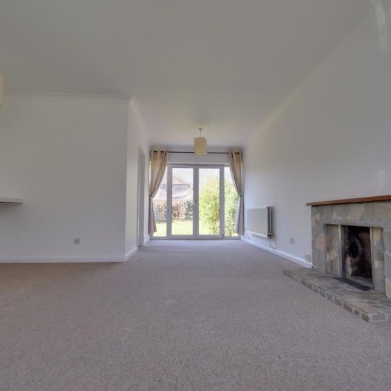 Ashlyn Close, Bushey, Hertfordshire - Photo 1