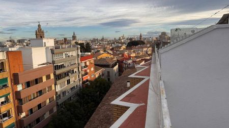 2 room luxury penthouse for rent in Valencia, Spain - Photo 3