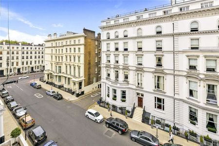 An immaculately presented three bedroom, two bathroom apartment on the third floor of this charming stucco fronted building with lift access. - Photo 4