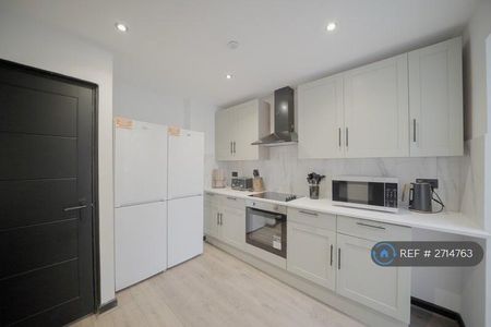 1 bedroom in a house share to rent - Photo 3